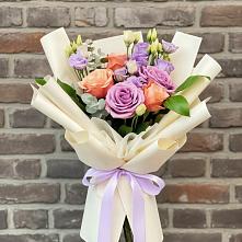 Букет цветов из:  Лизиантусы и Розы в Калининской Ростовской области