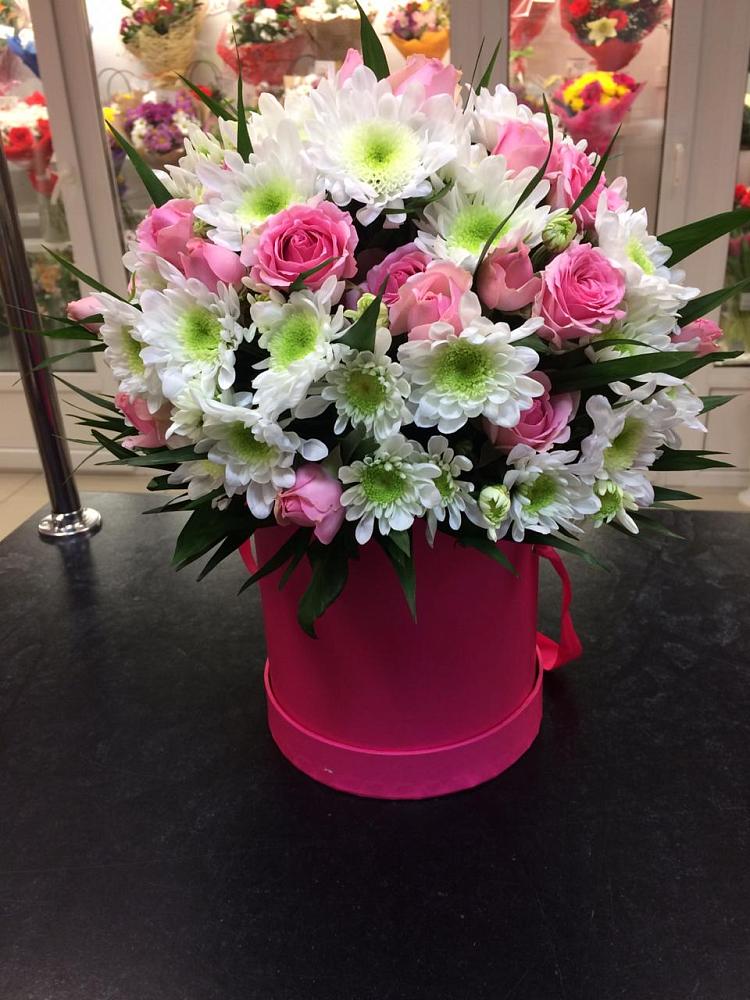 Цветочная композиция из Розы и Хризантемы в шляпной коробке в Калининской Ростовской области