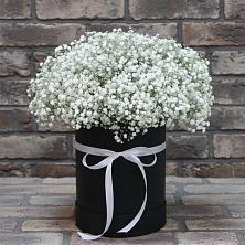 Цветочная композиция из Гипсофила в шляпной коробке в Калининской Ростовской области
