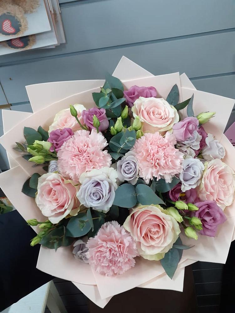 Букет цветов из: Розы, Гвоздики и Лизиантусы в Калининской Ростовской области