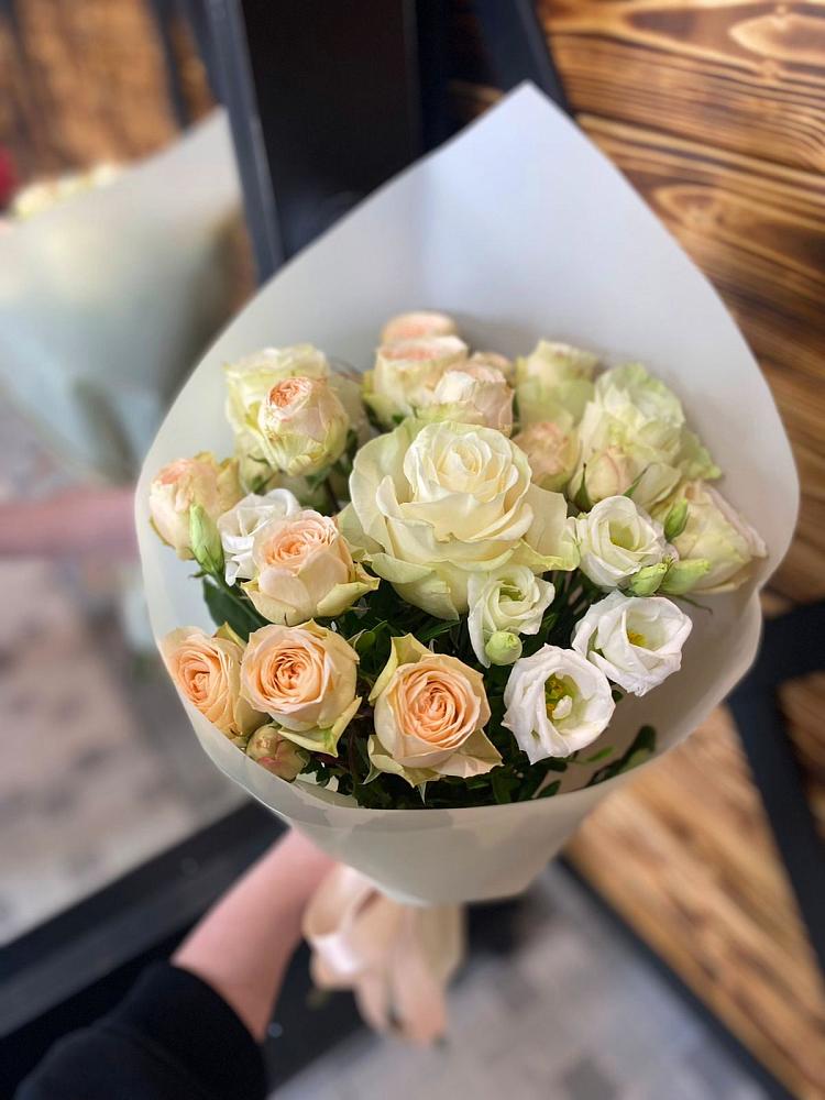 Букет цветов из: Розы и Лизиантусы в Калининской Ростовской области